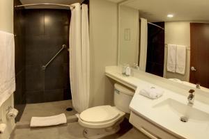 y baño con aseo, lavabo y ducha. en City Express Plus by Marriott Medellín Colombia, en Medellín