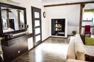 a living room with a couch and a mirror at "Staromiejskie" in Zamość