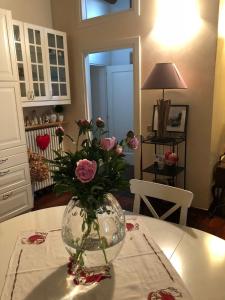 un vaso pieno di fiori rosa su un tavolo di Montecchio a Padova
