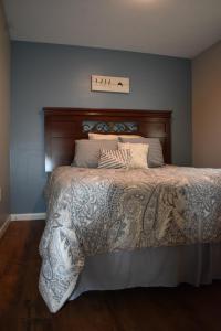 a bedroom with a large bed with a wooden headboard at Cozy 2 Bedroom House in Adrian