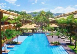 ein großer Swimmingpool mit Liegen und Sonnenschirmen in der Unterkunft Residências Garcez - Pantai Enseada - Vista Mar in Guarujá + 37 Fotos