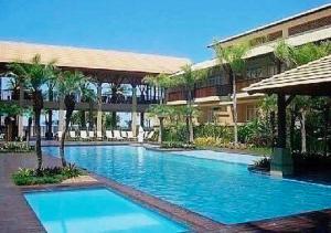 ein großer blauer Swimmingpool vor einem Gebäude in der Unterkunft Residências Garcez - Pantai Enseada - Vista Mar in Guarujá