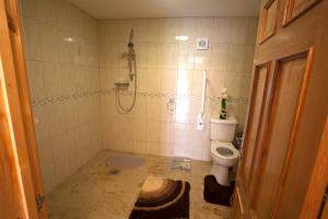 Ένα μπάνιο στο Winchfawr Lodge +32 φωτογραφίες