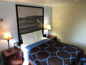 Postel nebo postele na pokoji v ubytování Super 8 by Wyndham Lewiston