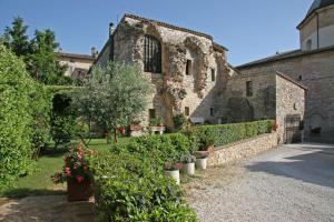 an old stone building with plants in front of it at Il Turrione in Assisi
