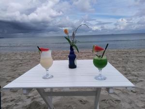 a table on the beach with two glasses and a drink at 2-Zimmer Ferienwohnung im Zentrum von Binz in Binz
