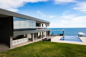 a house with a view of the ocean at Acantilados in La Libertad +19 photos