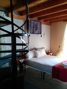 ein Schlafzimmer mit einem Etagenbett und einer Wendeltreppe in der Unterkunft 9 Musses Studios in Skala Mistegnon