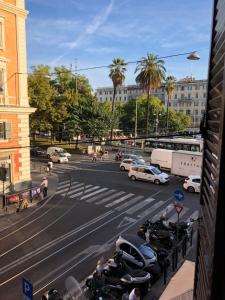 Blick auf eine Straße mit Autos und Motorrädern in der Unterkunft Ottaviano Lodge in Rom