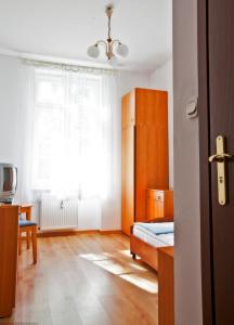 sypialnia z łóżkiem i dużym oknem w obiekcie DS Cztery Pory Roku w Gdańsku