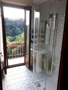 La salle de bains est pourvue d'une douche, d'un lavabo et d'une fenêtre. dans l'établissement Casa Sautrana, à Bielmonte