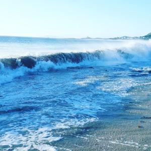 サンシェンショにあるApartamento Lanzada Luxe - Sanxenxoruralの海の波