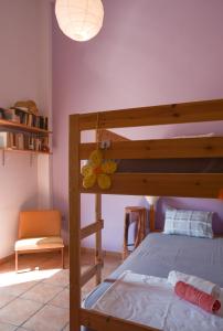 Ein Etagenbett oder Etagenbetten in einem Zimmer der Unterkunft Serenity apartment-1st floor-Sea view- beach 200m away