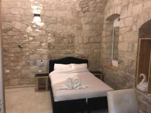 1 Schlafzimmer mit 2 Handtüchern auf einem Bett in der Unterkunft Mendy's Accommodation in Safed
