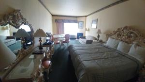 Postel nebo postele na pokoji v ubytování Palace Inn & Suites