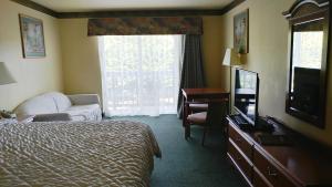Postel nebo postele na pokoji v ubytování Palace Inn & Suites