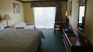 Postel nebo postele na pokoji v ubytování Palace Inn & Suites
