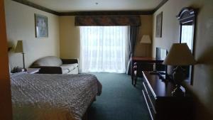 Postel nebo postele na pokoji v ubytování Palace Inn & Suites