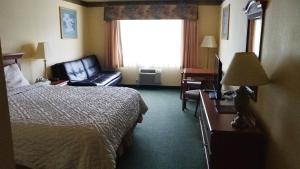 Postel nebo postele na pokoji v ubytování Palace Inn & Suites