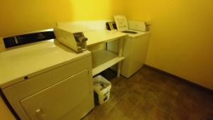 Kuchyň nebo kuchyňský kout v ubytování Palace Inn & Suites
