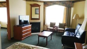 TV a/nebo společenská místnost v ubytování Palace Inn & Suites
