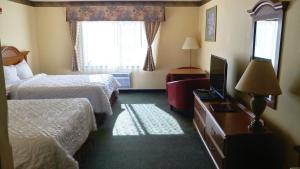 Postel nebo postele na pokoji v ubytování Palace Inn & Suites