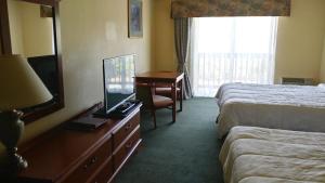 TV a/nebo společenská místnost v ubytování Palace Inn & Suites