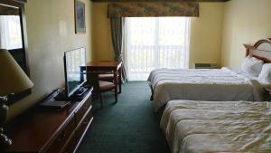 Postel nebo postele na pokoji v ubytování Palace Inn & Suites + 37 fotografií