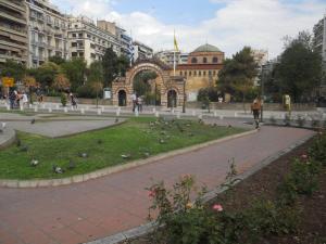 Ein Park mit einem Haufen Tauben in einer Stadt in der Unterkunft Agias Sofias suite in Thessaloniki