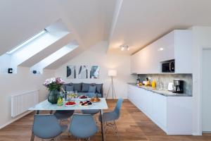 Kuchyňa alebo kuchynka v ubytovaní Seven Wishes Boutique Residence by Dwellfort