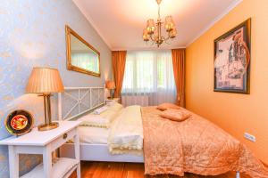 1 dormitorio con 1 cama, 1 mesa y 1 lámpara en 2 kambarių apartamentai su virtuve, Trakų miesto centre, en Trakai