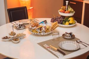 トラーニにあるOroVerde B&Bの白いテーブル(皿、果物入り)