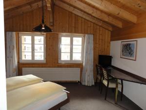 Postel nebo postele na pokoji v ubytování Hotel Steinbock Grindelwald