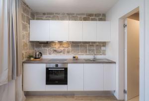 Kuchyňa alebo kuchynka v ubytovaní Mediterra Residence