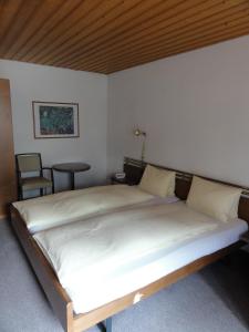 Hotel Steinbock Grindelwald客房内的一张或多张床位