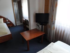 Hotel Steinbock Grindelwald的电视和/或娱乐中心