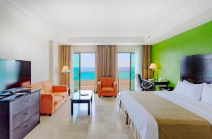Habitación de hotel con cama grande y TV en Holiday Inn Campeche, an IHG Hotel, en Campeche