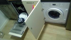 a door open to a washing machine in a kitchen at Apartamento Solis in Chipiona