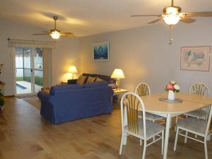 sala de estar con sofá azul y mesa en The Florida Pad, en Kissimmee