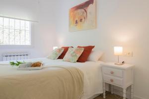 サン・セバスティアンにあるAlaiの白いベッド1台(皿付)が備わるベッドルーム1室が備わります。