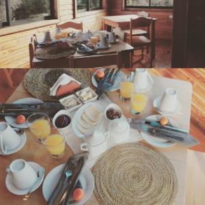 una mesa con platos de comida y vasos de zumo de naranja en Terrazas del Palena, en La Junta