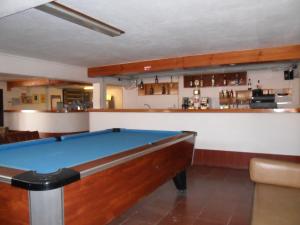 une table de billard dans une pièce avec un bar dans l'établissement Aldeia Da Falesia, à Albufeira