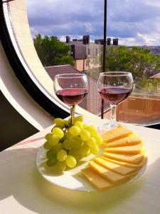 ゲレンジークにあるGolden Roseのチーズとワイングラスの盛り合わせ