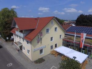 Gasthof Hirsch Betzigau في Betzigau: منظر علوي لمبنى به ألواح شمسية