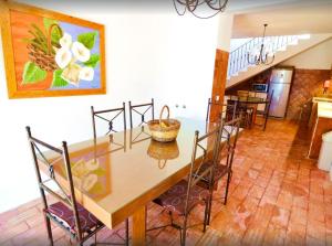 een eetkamer met een tafel en stoelen bij Quinta Da Ilda in Loulé