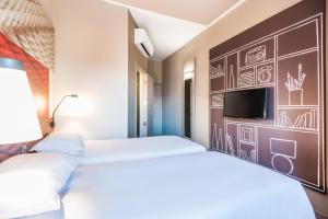 Postel nebo postele na pokoji v ubytování ibis Apartado