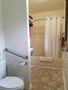 La salle de bains est pourvue d'une douche et de toilettes. dans l'établissement Bayside Inn & Marina, à Cooperstown