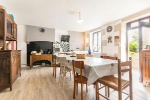 cocina y comedor con mesa y sillas en Le Gîte du Lavoir en Marzy