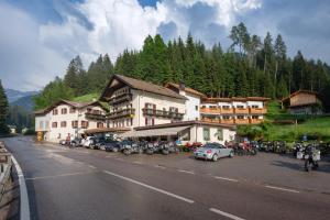 Nespecifikovaný výhled na hory nebo výhled na hory při pohledu z hotelu
