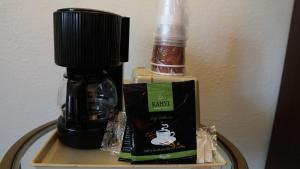 einen Tisch mit Kaffeemaschine und Mixer in der Unterkunft Redondo Inn and Suites in Redondo Beach